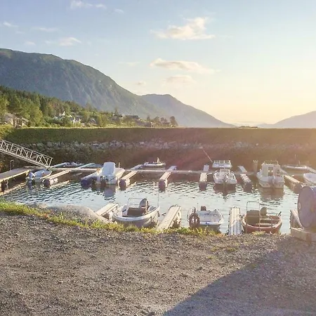 別荘 Four Bedroom Holiday In